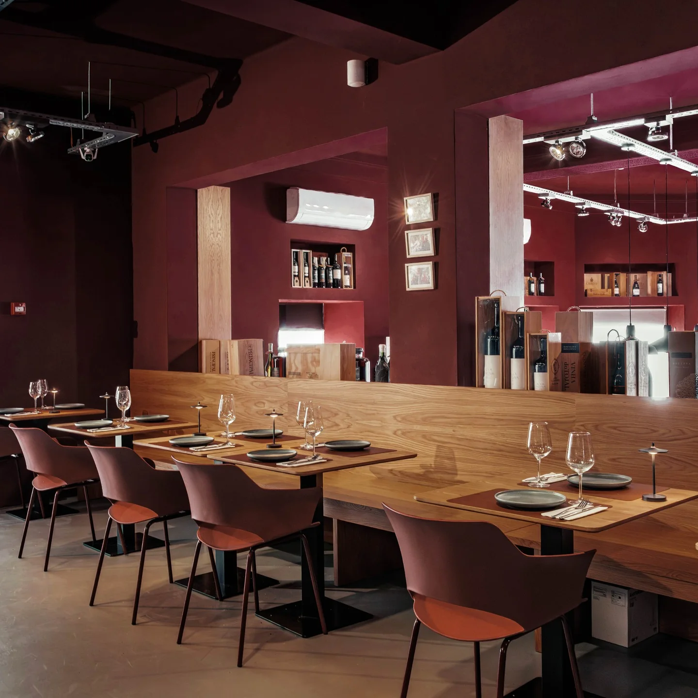 A sala da Casa da Tocha, com a parede bordeaux e as mesas de madeira