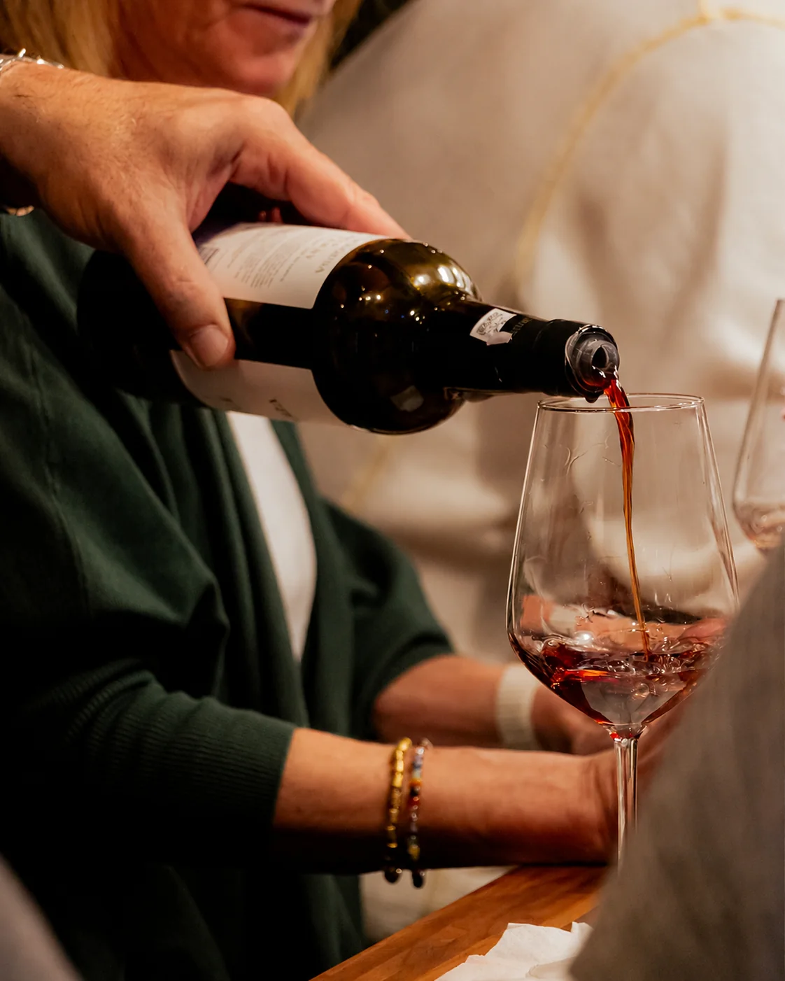 Vinho tinto a ser servido num copo